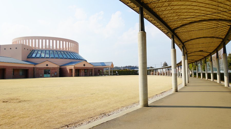 茨城縣水戶市立西部圖書館外橢圓迴廊走道