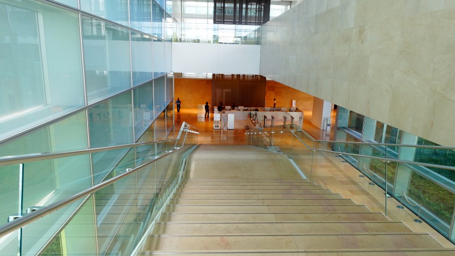 國立國會圖書館關西館館內往地下櫃檯樓梯