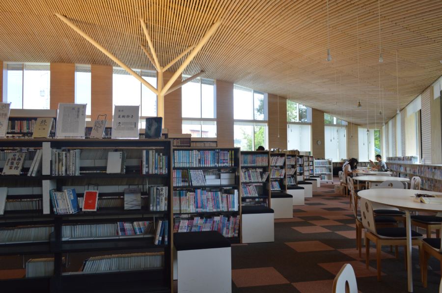 小布施圖書館內部