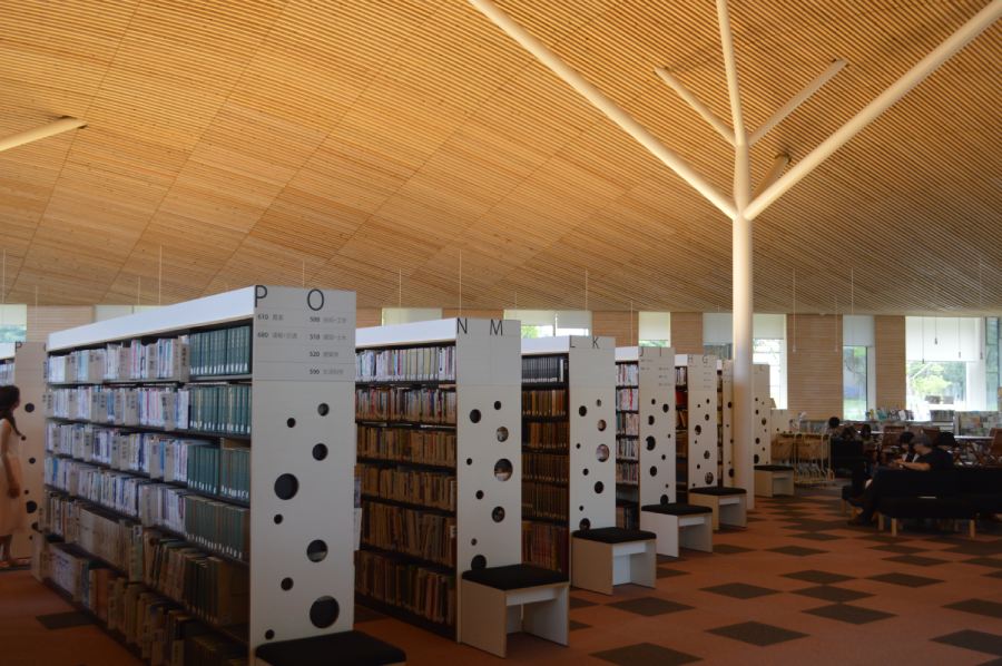 小布施圖書館內部