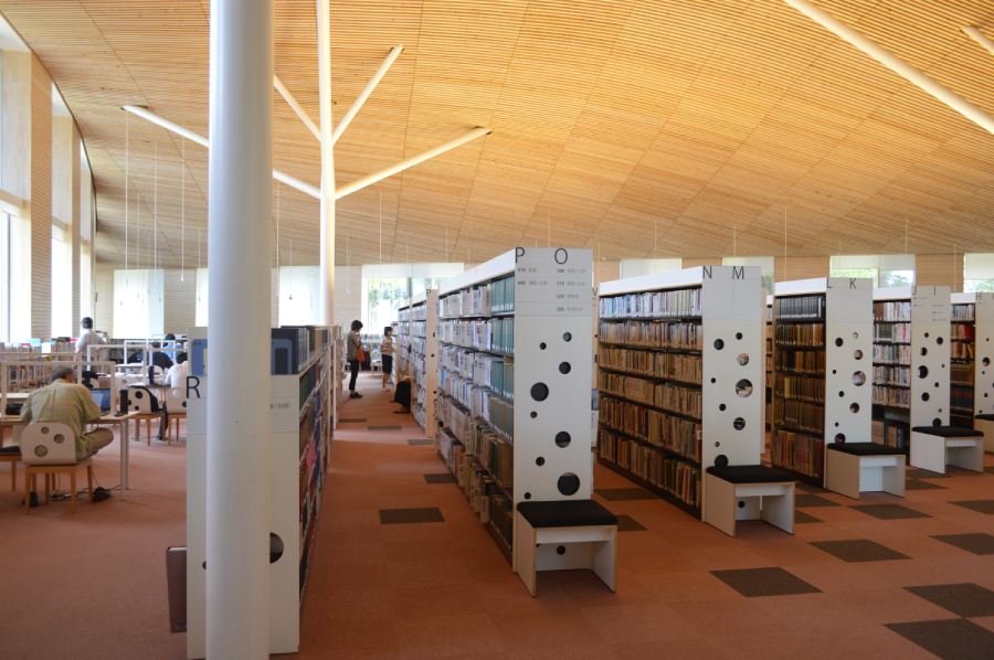 小布施圖書館內部