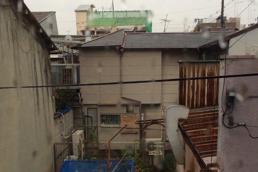 guesthouse窗外淒涼景色