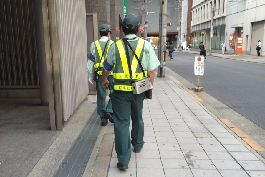 街頭檢舉違停腳踏車的工作人員