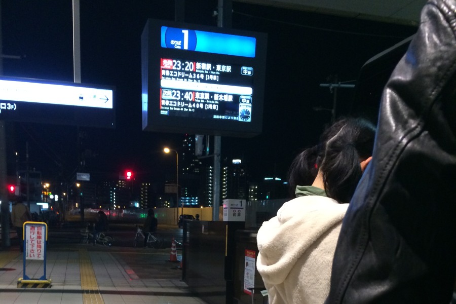 等待前往東京的夜行巴士