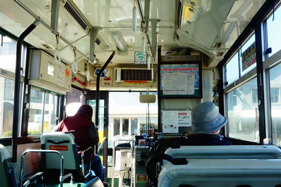 前往奈良美智「N's YARD」美術館的巴士車內