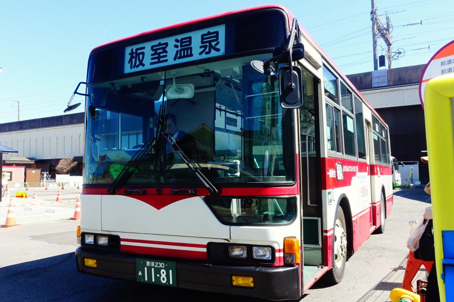 栃木那須黑磯站前前往奈良美智「N's YARD」美術館的巴士