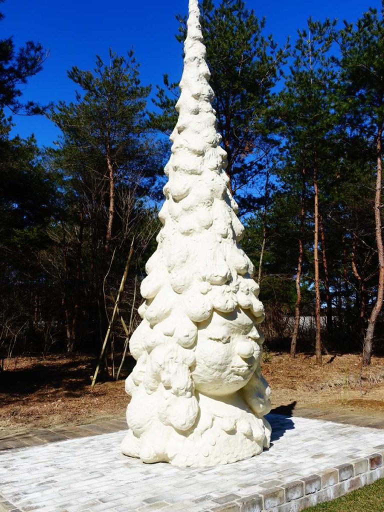 栃木那須黑磯奈良美智美術館「N's YARD」雕刻作品《Miss Forest / Thinker》